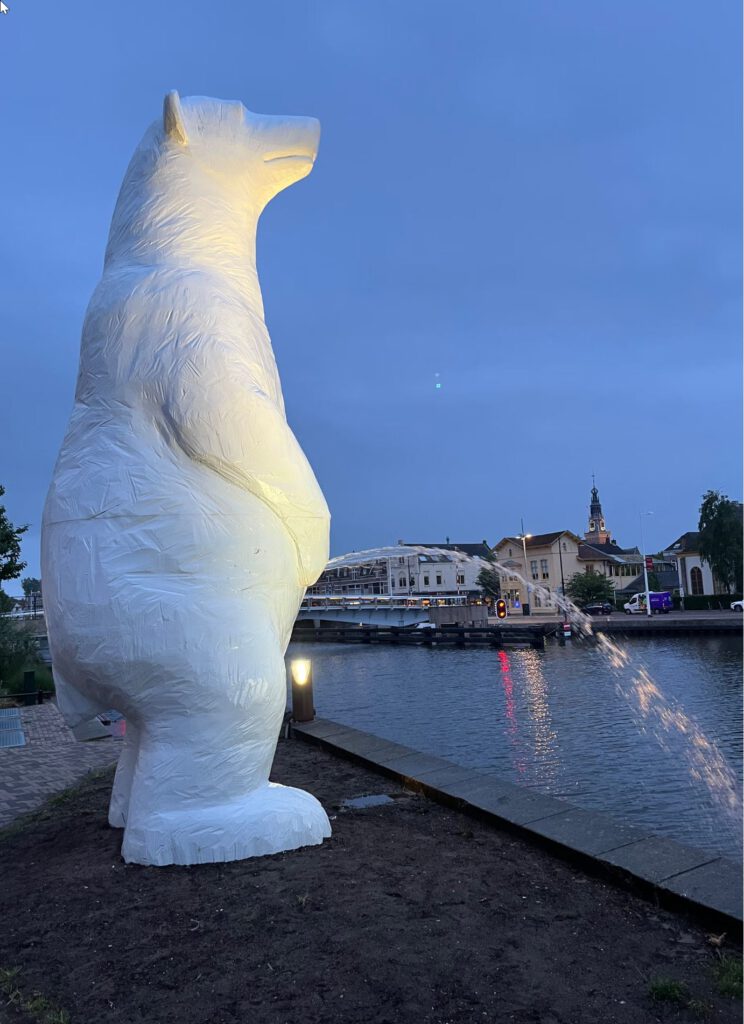 Plassende Ijsbeer Sietze